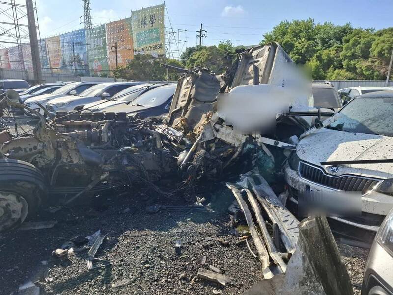 肇事砂石车车头与车身脱离,撞击多辆停车场内车辆。(记者余瑞仁翻摄) 肇事砂石车车头与车身脱离,撞击多辆停车场内车辆。(记者余瑞仁翻摄)