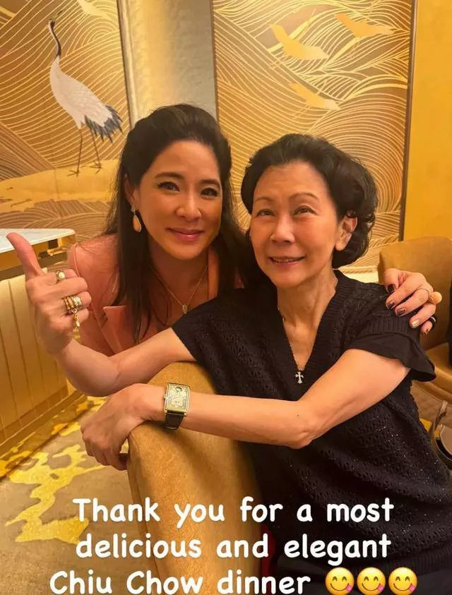 李嘉诚红颜知己周凯旋露面！一头短发很飒爽
