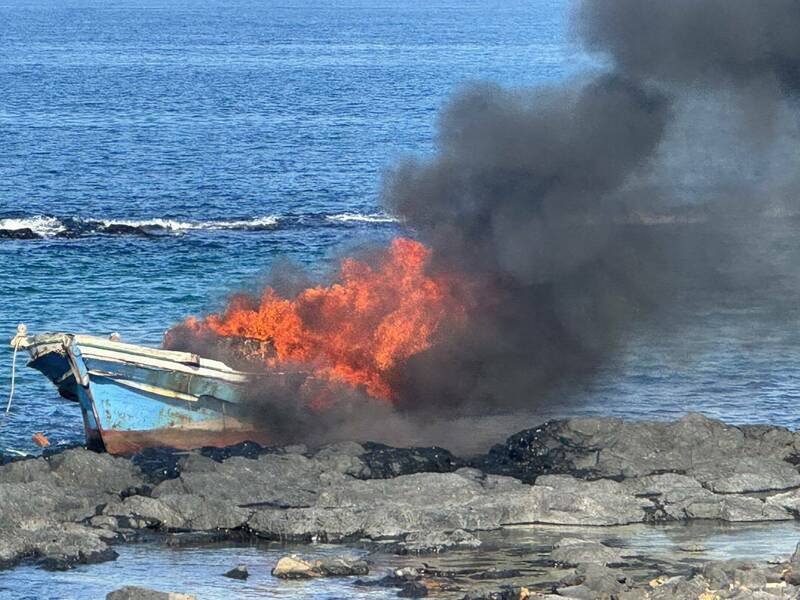 澎湖吉贝废弃渔船无名火,迅速吞噬船体。(澎湖县政府消防局提供) 澎湖吉贝废弃渔船无名火,迅速吞噬船体。(澎湖县政府消防局提供)