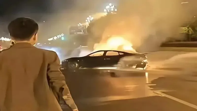 小米电动车高速失控翻滚！车门难开 司机葬身火海