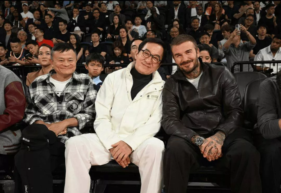 梁朝伟社恐看NBA全程不动!刘嘉玲外向露齿大笑