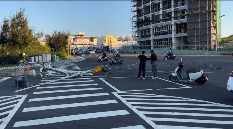 被扯断的交通号志横躺在马路上,警方将依法向营造商求偿。(民众提供) 被扯断的交通号志横躺在马路上,警方将依法向营造商求偿。(民众提供)