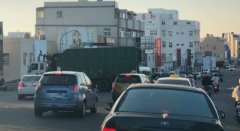 澎湖货车抓斗未收就上路 扯断交通号志杆惊险一瞬间