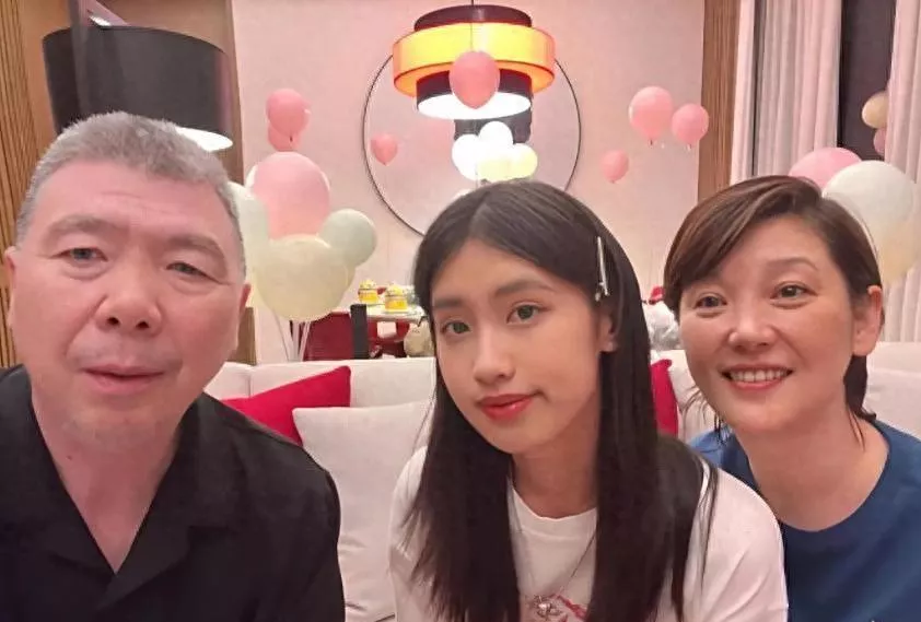 徐帆回应离婚才两月，携女现身片场铺路？
