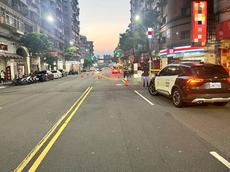 新北市三重今天傍晚惊传1名男子坠楼身亡,由于事发在慢车道,幸未酿成「烧肉粽」事件,警方仍在厘清坠楼原因。(警方提供) 新北市三重今天傍晚惊传1名男子坠楼身亡,由于事发在慢车道,幸未酿成「烧肉粽」事件,警方仍在厘清坠楼原因。(警方提供)
