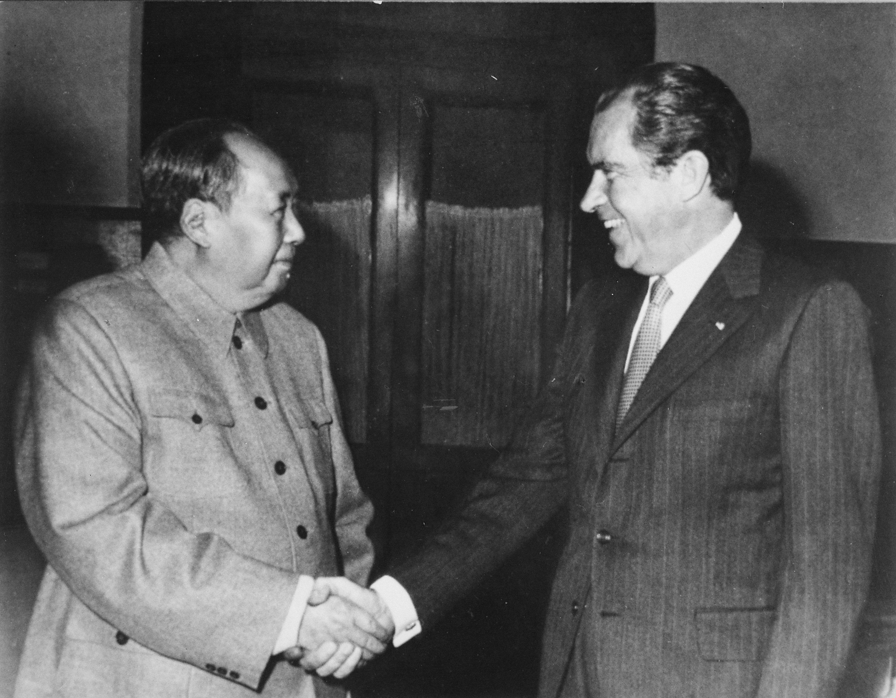 圖為美國前總統尼克遜（Richard Nixon）1972年2月21日訪問中國期間，與毛澤東握手。（美國聯邦政府）