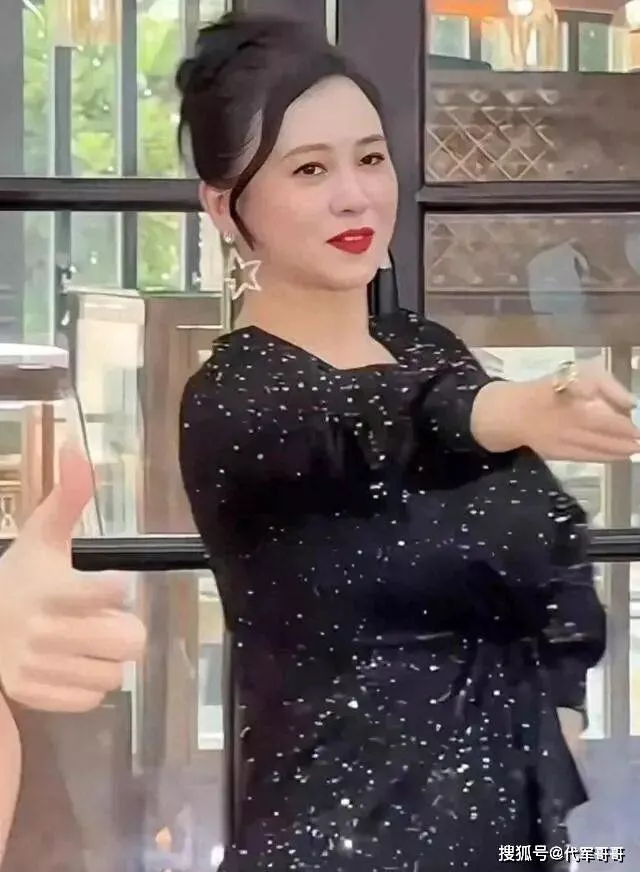翁虹在景区跳舞身材尽显丰满，被吐槽撞脸李湘