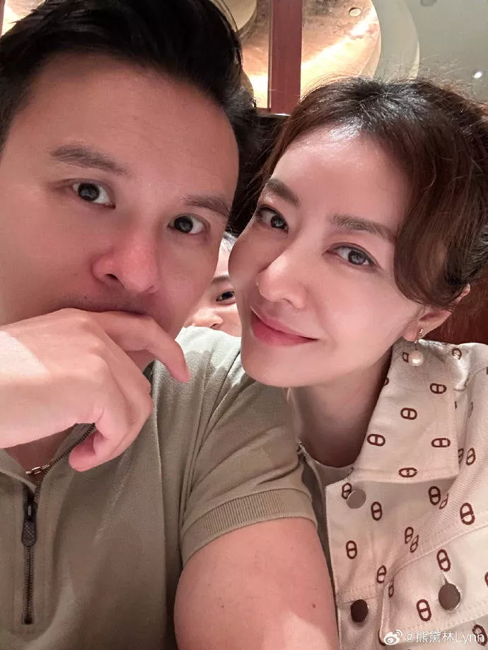45岁熊黛林晒全家福庆生，辣妈冻龄颜值抢镜