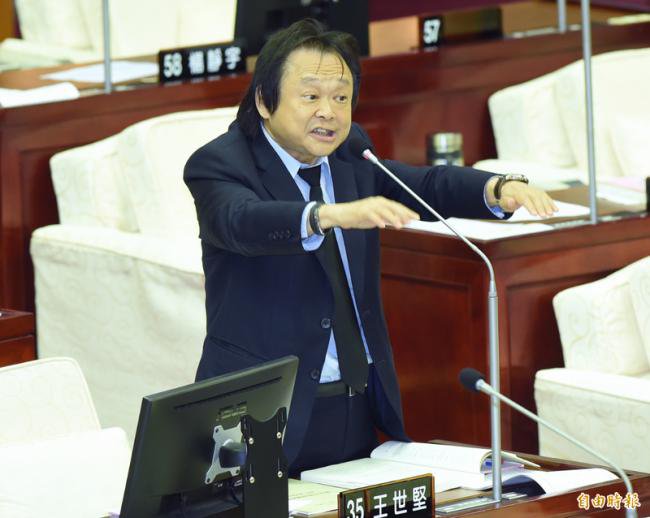 好意外，民进党立委王世坚金曲抖音暴红