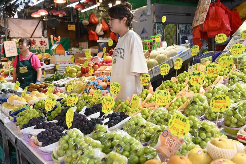 於香港市場販售的麝香葡萄，中國和韓國從日本引進了陽光麝香葡萄的幼苗，然後將其嫁接到當地的葡萄藤上，培育出外觀和口感幾乎一樣美味的果實。（資料照，法新社）