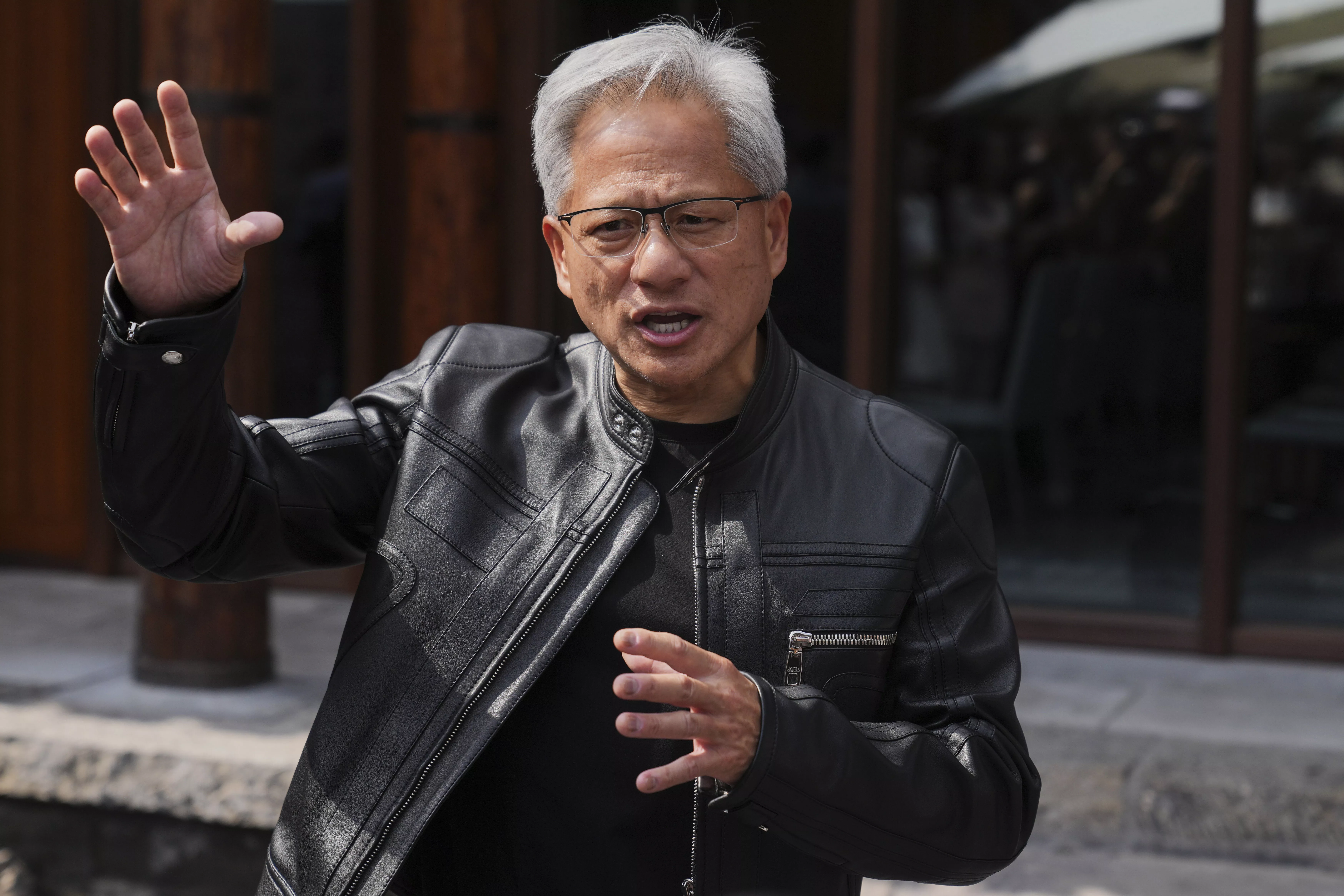 AI成「新核弹」？《黄仁勋传》作者警告：恐毁灭人类