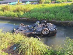 宜兰市自小客车冲进路旁排水沟四轮朝天 女驾驶受伤送医
