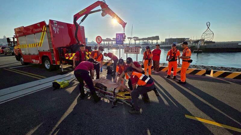 老翁被幸运救起后，立即送往卫生福利部澎湖医院救治。（澎湖县政府消防局提供）