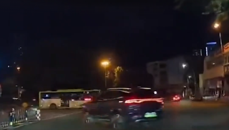 中国四川省警方证实,13日1名男子驾车失控冲撞行人,造成2死3伤。(图撷自网路) 中国四川省警方证实,13日1名男子驾车失控冲撞行人,造成2死3伤。(图撷自网路)