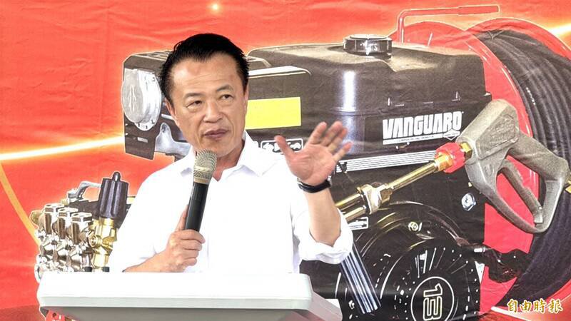 嘉义县长翁章梁感谢企业造福社会的义举。(记者蔡宗勋摄) 嘉义县长翁章梁感谢企业造福社会的义举。(记者蔡宗勋摄)