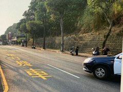 龟山长寿路大货车满载货物却沿途漏油 3骑士滑倒受伤