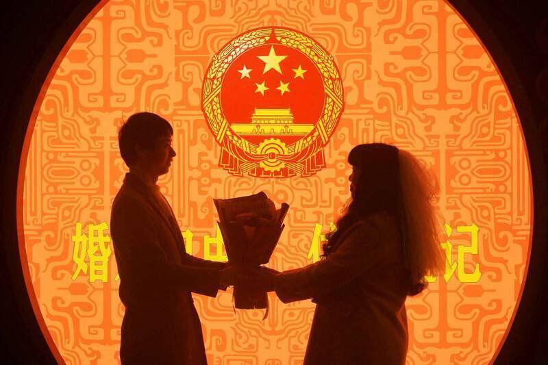 明年起,中国广东省的夫妻可持相关证件互查对方名下房产、车辆等财产情况。情境照。(路透资料照) 明年起,中国广东省的夫妻可持相关证件互查对方名下房产、车辆等财产情况。情境照。(路透资料照)