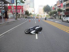 高市80岁老翁与20岁妙龄女路口车祸 双双送医