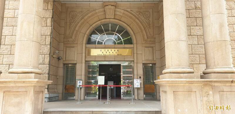 保六总队一名吴姓员警顶著高温参加3千公尺跑步测验,竟发生热衰竭4天后死亡,家属向两家保险公司要求意外险理赔共524万被拒,高院更一审依吴员死因等事证认定,无法证明他是因为「外来偶然而不可预见的意外事故」致死,判家属败诉。可上诉。(记者杨国文摄) 保六总队一名吴姓员警顶著高温参加3千公尺跑步测验,竟发生热衰竭4天后死亡,家属向两家保险公司要求意外险理赔共524万被拒,高院更一审依吴员死因等事证认定,无法证明他是因为「外来偶然而不可预见的意外事故」致死,判家属败诉。可上诉。(记者杨国文摄)