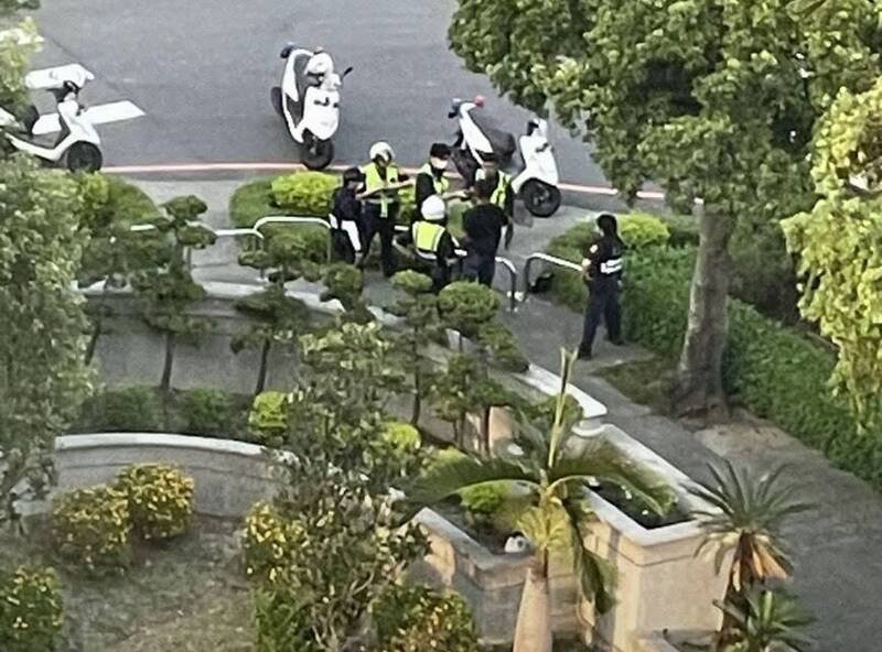 喝醉酒男子持刀站在路口,遭优势警方压制。(民雄警分局提供) 喝醉酒男子持刀站在路口,遭优势警方压制。(民雄警分局提供)