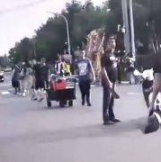 醉汉街头朝遶境队伍挥刀 快打部队出动压制送办