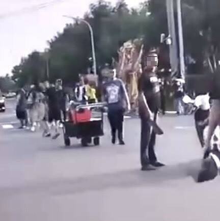 喝醉酒男子持刀站在路口,场面紧张。(民雄警分局提供) 喝醉酒男子持刀站在路口,场面紧张。(民雄警分局提供)