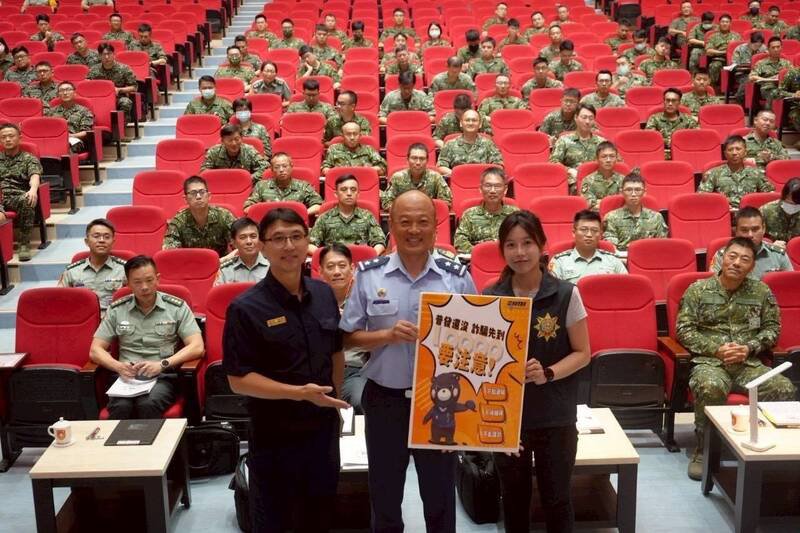 陆军专科学校举办防诈讲座提升官兵识诈能力。(桃警提供) 陆军专科学校举办防诈讲座提升官兵识诈能力。(桃警提供)