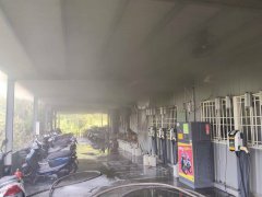 小琉球中山路下午突冒浓烟 疑电动机车换电站起火