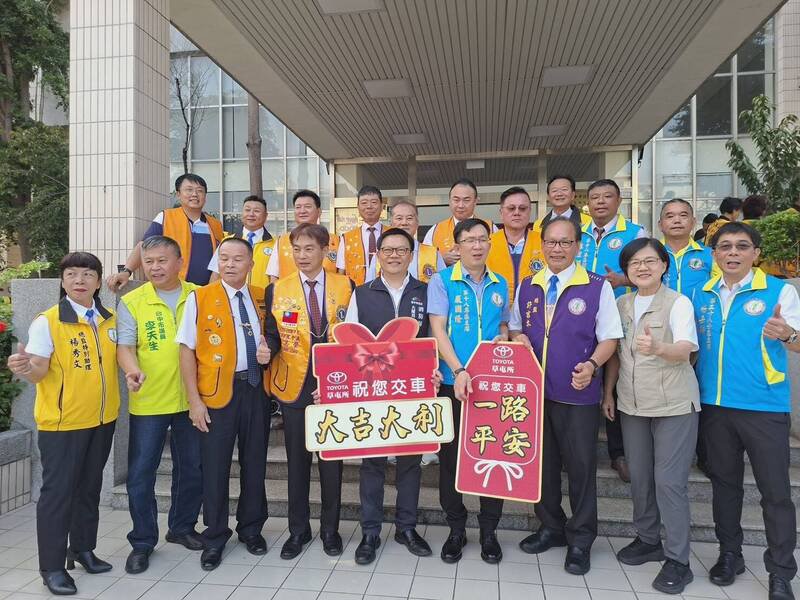 油电消防警备车捐赠仪式今天下午在台中市消防局第三大队举行。(市议员张芬郁服务处提供) 油电消防警备车捐赠仪式今天下午在台中市消防局第三大队举行。(市议员张芬郁服务处提供)