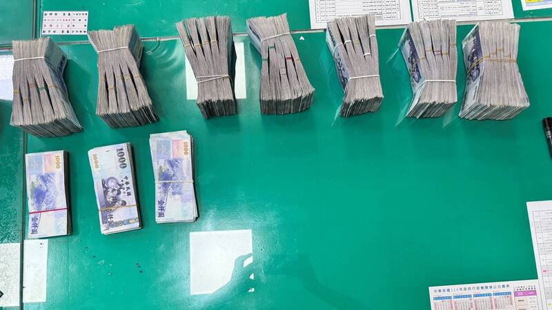 中坜警方与热心计程车司机密切配合,查扣现金376万元等证物依法侦办。(警方提供) 中坜警方与热心计程车司机密切配合,查扣现金376万元等证物依法侦办。(警方提供)
