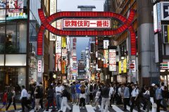 飞来横祸!日本新宿14岁少女坠楼亡   1男子头部遭压伤
