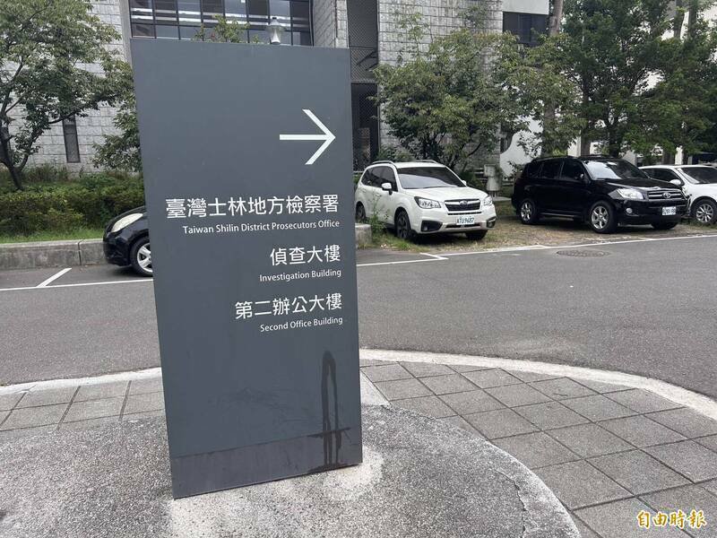 检警查出犯罪集团以Coach名牌包夹藏大麻与枪械零件走私入境,全案共查获毒品逾160公斤及多把具杀伤力枪枝。(记者刘咏韵摄) 检警查出犯罪集团以Coach名牌包夹藏大麻与枪械零件走私入境,全案共查获毒品逾160公斤及多把具杀伤力枪枝。(记者刘咏韵摄)
