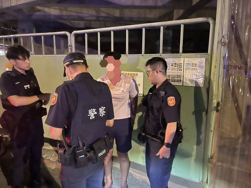 黄男街头飞车逃逸，警方连开5枪击破轮胎，最后在八德区将黄男包夹制伏。（记者郑淑婷翻摄）