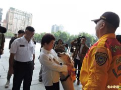 卢秀燕今为台中搜救队授旗 搜救犬QUEEN扑到卢身上展热情