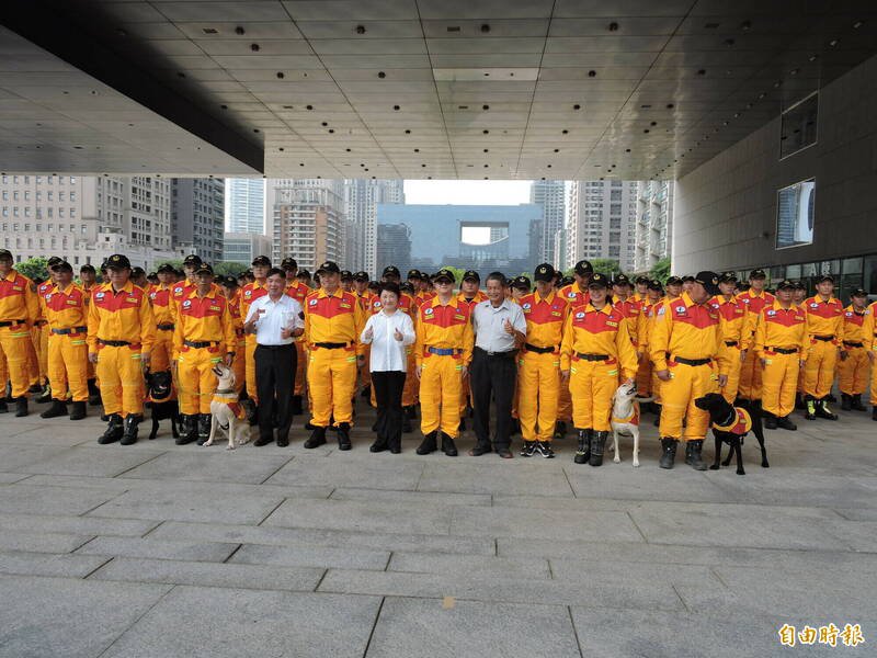 市长卢秀燕跟台中特搜队授旗并合照。(记者苏金凤摄) 市长卢秀燕跟台中特搜队授旗并合照。(记者苏金凤摄)