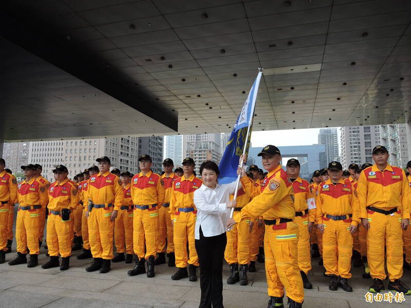 市长卢秀燕授旗。(记者苏金凤摄) 市长卢秀燕授旗。(记者苏金凤摄)