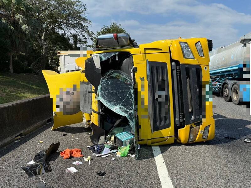 国道1号北上75.4公里新竹湖口路段，今早发生大货车与轿车擦撞后失控侧翻，造成后方一度塞车回堵约5公里长，目前逐渐恢复畅通中。（警方提供）