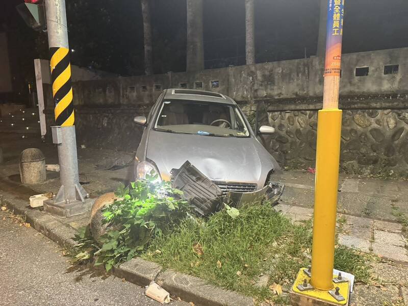 花莲市明礼路花岗国中校门前发生一起酒驾撞上石墩的意外。(民众提供) 花莲市明礼路花岗国中校门前发生一起酒驾撞上石墩的意外。(民众提供)