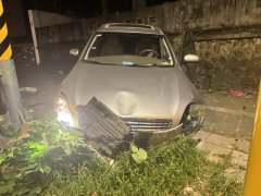花莲男凌晨酒驾撞花岗国中前石墩肇逃 警方大搜索巷内逮人