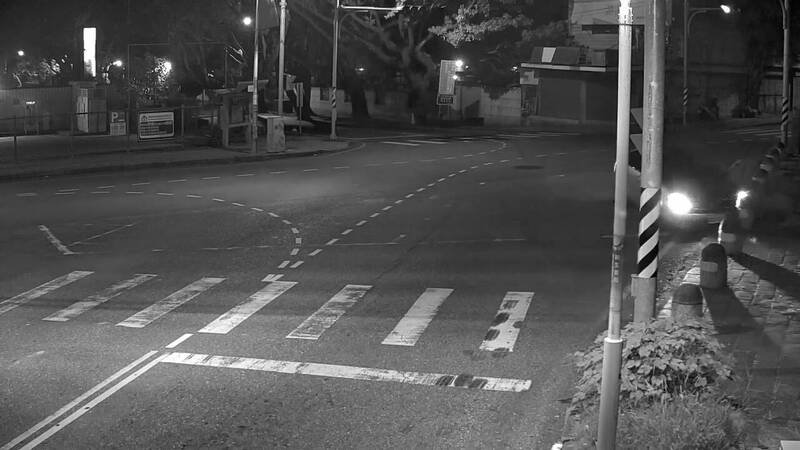 花莲市明礼路花岗国中校门前发生一起酒驾撞上石墩的意外。(民众提供) 花莲市明礼路花岗国中校门前发生一起酒驾撞上石墩的意外。(民众提供)