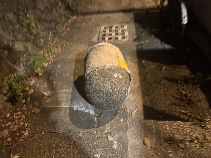 花莲市明礼路花岗国中校门前发生一起酒驾撞上石墩的意外。(民众提供) 花莲市明礼路花岗国中校门前发生一起酒驾撞上石墩的意外。(民众提供)