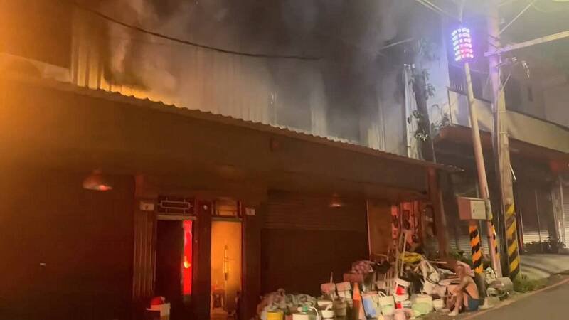 桃园区龙门街1处2层楼民宅，15日凌晨0点50分发生火警，火势瞬间延烧吞噬整栋民宅。（记者郑淑婷翻摄）