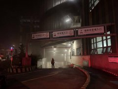 北市环南市场B2停车场火警 货车疑杂物起火半小时扑灭