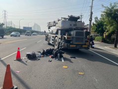 机车对决起步未让大吊车「支离破碎」画面曝 骑士脚惨骨折