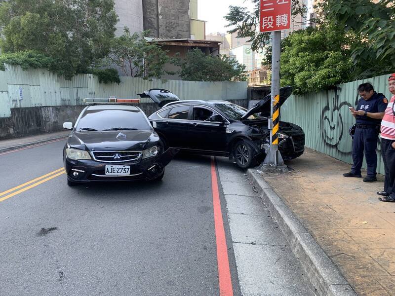 黎男休旅车行经桃园市龟山区,警方拦查他拒检,警朝他车轮连开2枪,黎男仍乘隙逆向逃逸,在桃园区林森路失控自撞电杆。(记者郑淑婷翻摄) 黎男休旅车行经桃园市龟山区,警方拦查他拒检,警朝他车轮连开2枪,黎男仍乘隙逆向逃逸,在桃园区林森路失控自撞电杆。(记者郑淑婷翻摄)