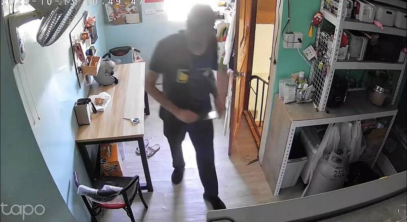 男子手持菜刀进入民宅行窃，画面全被监视器录下来。（撷取自Threads）