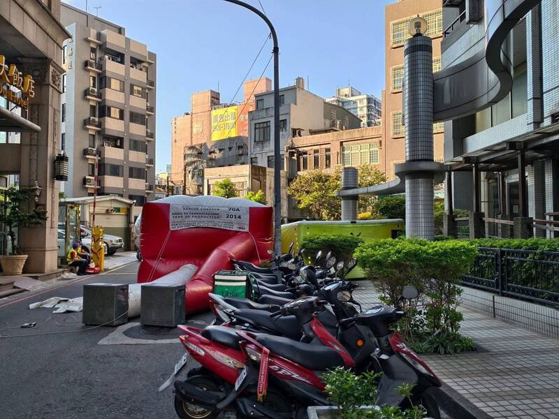 消防人员架设气垫。（取材脸书粉专「内坜大小事」）