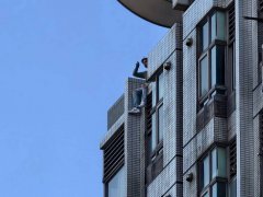僵持1.5小时！桃园男14楼女儿墙悬空 消防员、妻子劝说化解危机