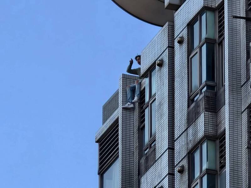 37岁男悬空坐在14楼女儿墙。（取材脸书粉专「内坜大小事」）