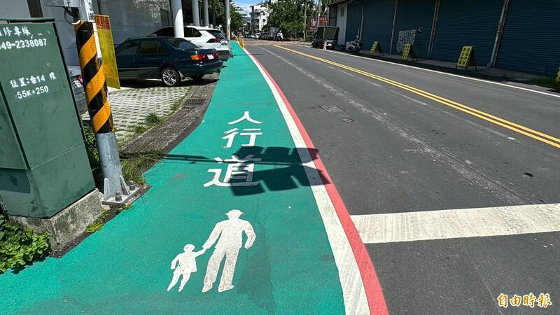 绿色走道是标线型人行道，只能行人通过，脚踏车机车都不能骑上来。（记者陈凤丽摄）